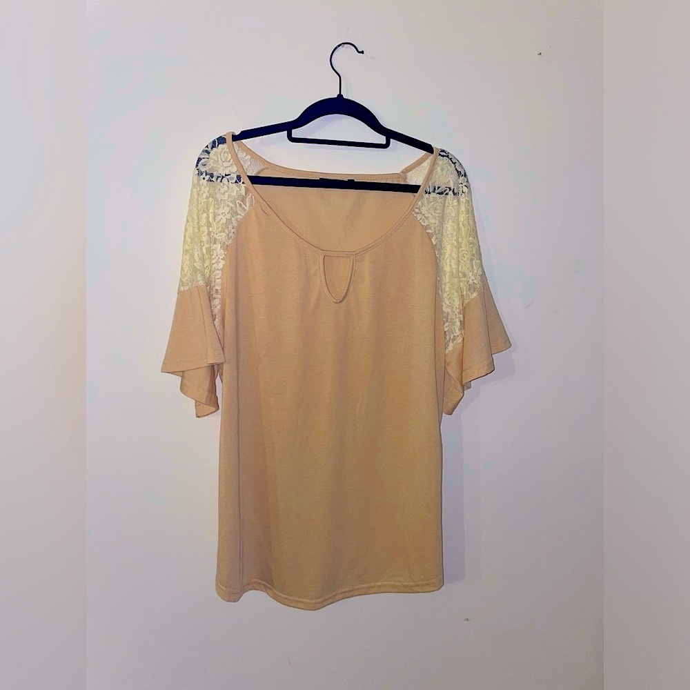 Yellow shirt with lace shoulders